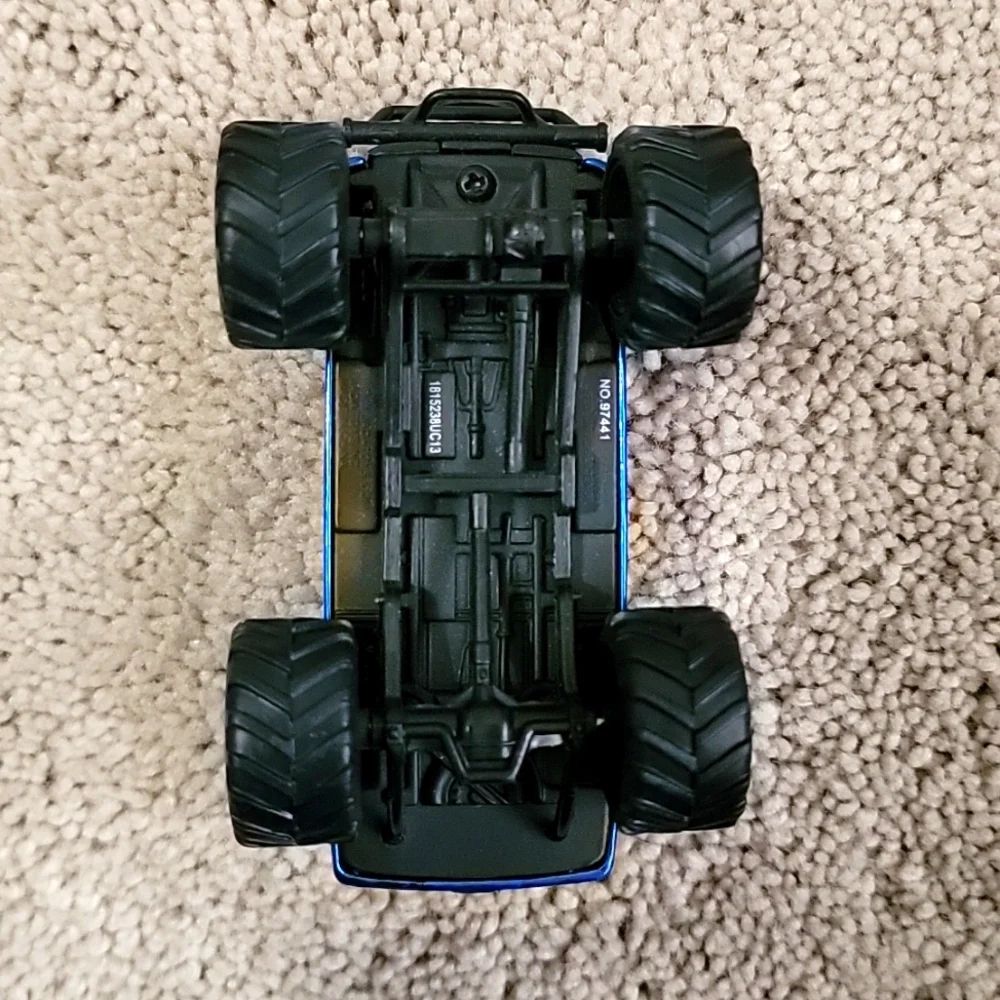 Just Trucks 1957 Suburban Truck - 1/64 scale